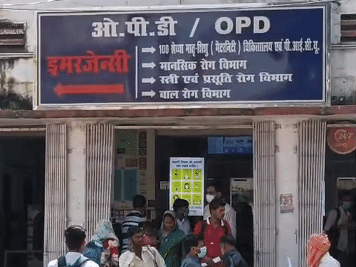 ओपीडी में इलाज के लिए पहुंचे मरीज।