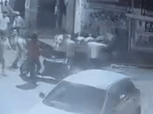 घटना का CCTV फुटेज 7 अक्टूबर को सोशल मीडिया पर वायरल हुआ।