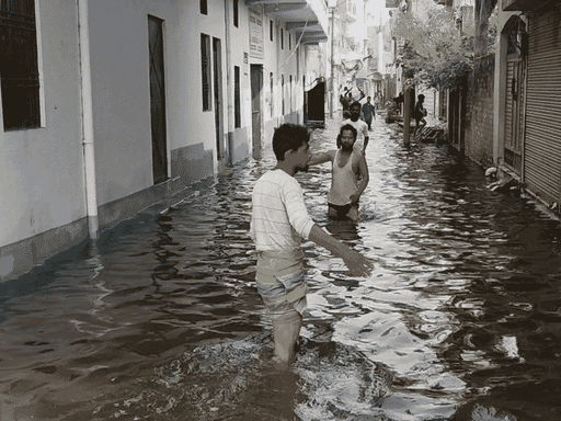 लखनऊ के फैजुल्लागंज की में लगभग 40 हजार घरों में पानी भर गया है।
