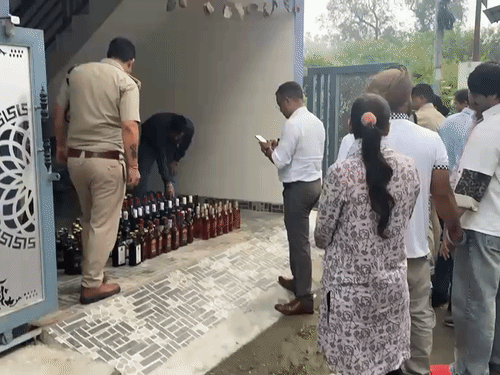 इतनी शराब बरामद हुई कि गिनती और कीमत का आकलन करने के लिए अतिरिक्त कर्मचारियों को बुलाना पड़ा।