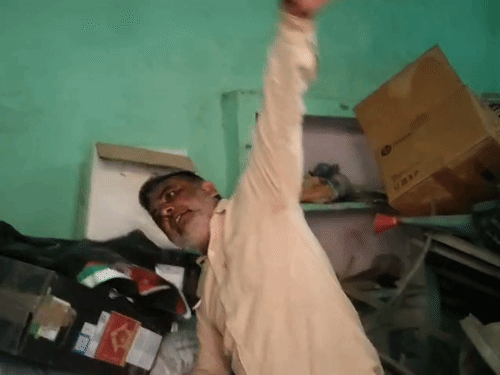 बोला- अधिकारी एक लाख रिश्वत मांग रहे, मैं दिव्यांग हूं...मेरे छोटे-छोटे बच्चे हैं|सहारनपुर,Saharanpur - Dainik Bhaskar