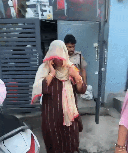 शराब के साथ गर्वित की मां को गिरफ्तार किया गया है।