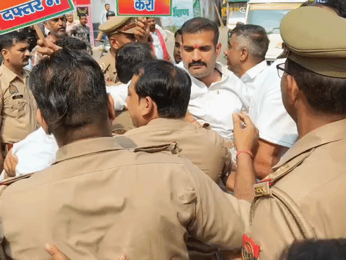 पुलिस से धक्का-मुक्की; स्टेडियम के पास रोका, कई कार्यकर्ताओं को हिरासत में लिया|सहारनपुर,Saharanpur - Dainik Bhaskar