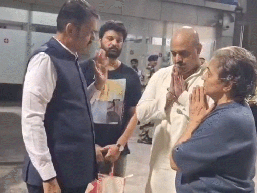 फडणवीस ने नाना पाटेकर के बेटे और पत्नी से मुलाकात की।