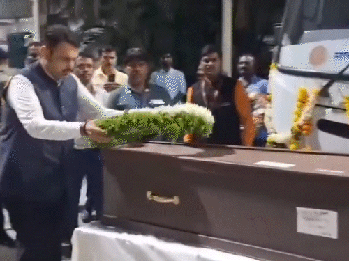 महाराष्ट्र के CM देवेंद्र फडणवीस ने पुणे एयरपोर्ट पर नाना पाटेकर को श्रद्धांजलि दी।