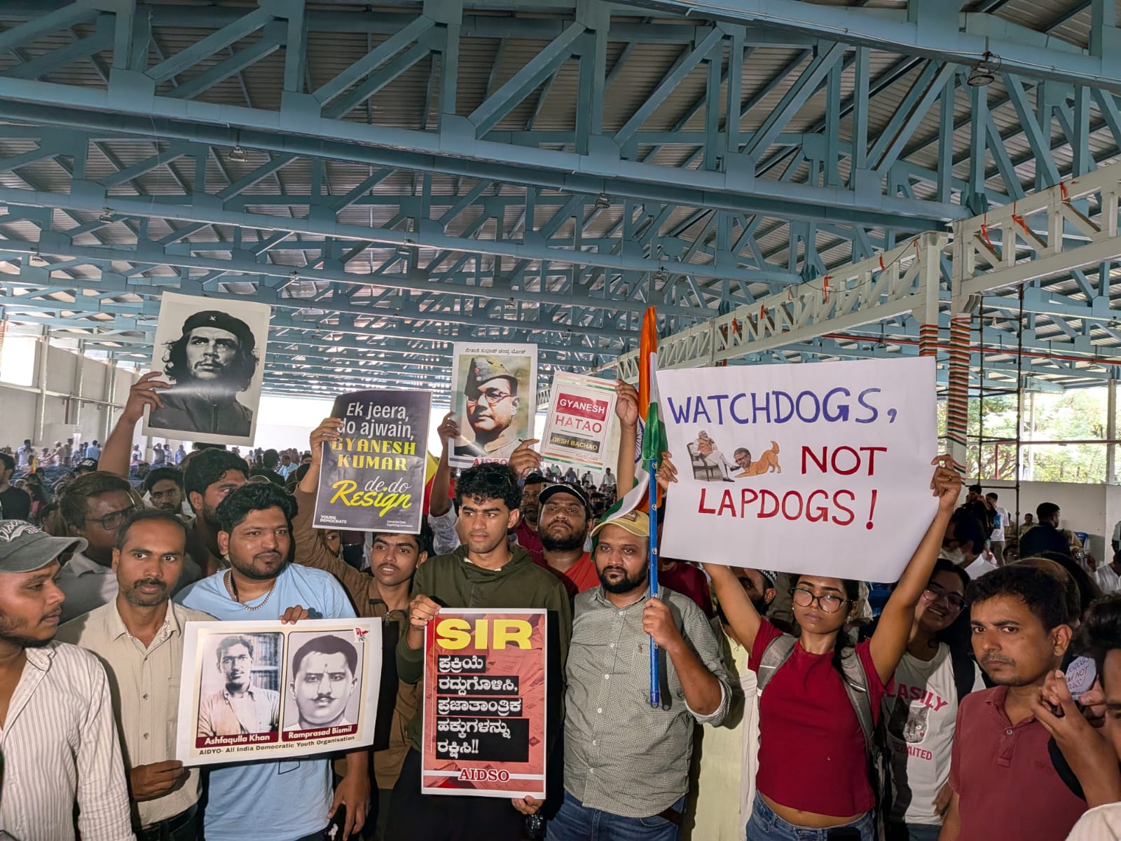 बेंगलुरु में हो रहे प्रदर्शन में युवा अपने साथ कई मीम्स वाले पोस्टर लेकर पहुंचे।