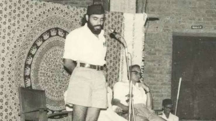 নরেন্দ্র মোদি 1972 সালে স্বেচ্ছাসেবক হিসেবে আরএসএস-এ যোগ দেন।