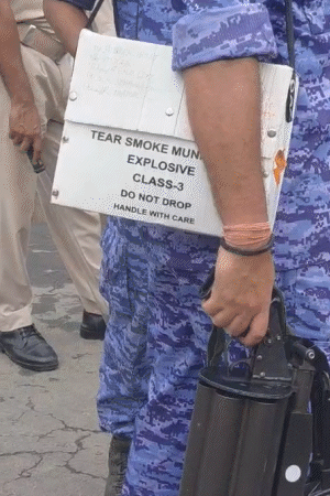 टियर गैस के साथ रैपिड एक्शन फोर्स खड़ी है।