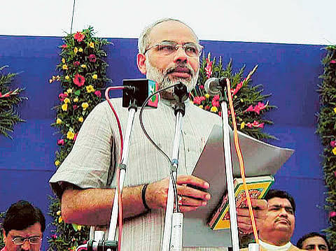 নরেন্দ্র মোদি 7 অক্টোবর 2001-এ প্রথমবারের মতো গুজরাটের মুখ্যমন্ত্রী হিসেবে শপথ নেন।