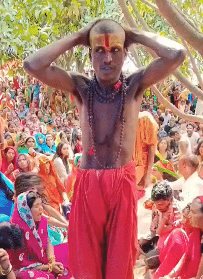 श्रवण के पास इलाज के लिए पहुंची महिलाओं की भीड़ है, और बीच में श्रवण इलाज की क्रिया कर रहा।