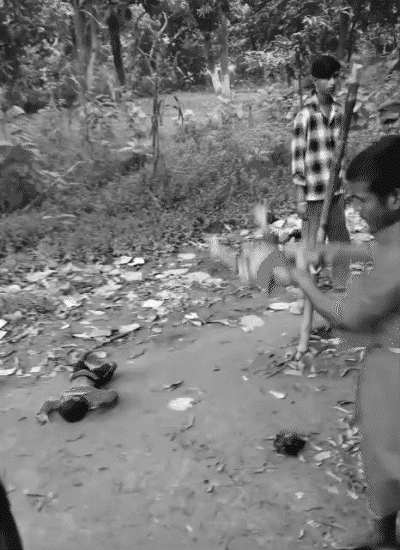 बच्चों को पैरों से हवा में झुलाता फिर जमीन पर झटके से रखता है श्रवण।