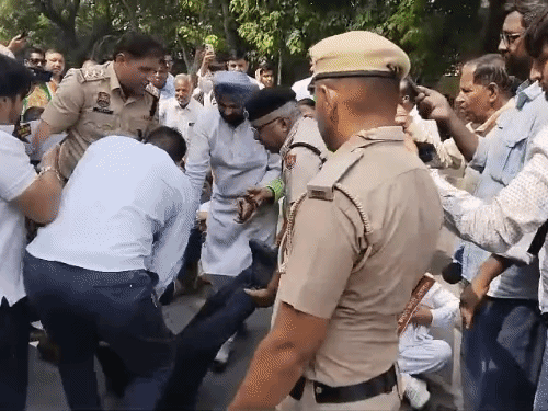 करनाल में बीच सड़क पर बैठकर प्रदर्शन कर रहे ग्रामीण जिला अध्यक्ष राजेश वैध और यूथ के जिला अध्यक्ष रजत लाठर को पुलिस ने घसीटकर उठाया।