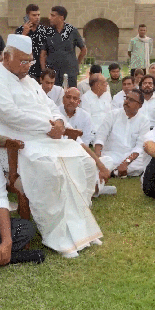 श्रद्धांजलि के बाद राहुल-प्रियंका समेत इंडिया ब्लॉक के नेता राजघाट पर कुछ देर बैठे रहे। इसके बाद वे पिछले गेट से बाहर निकल गए।