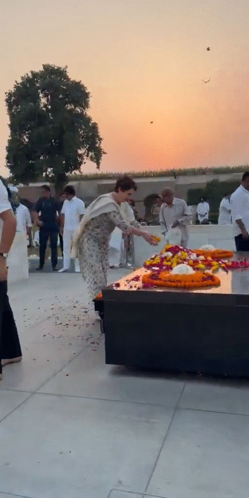 राजघाट पर कांग्रेस अध्यक्ष मल्लिकार्जुन खड़गे, राहुल गांधी, प्रियंका गांधी और केसी वेणुगोपाल ने महात्मा गांधी को श्रद्धांजलि दी।
