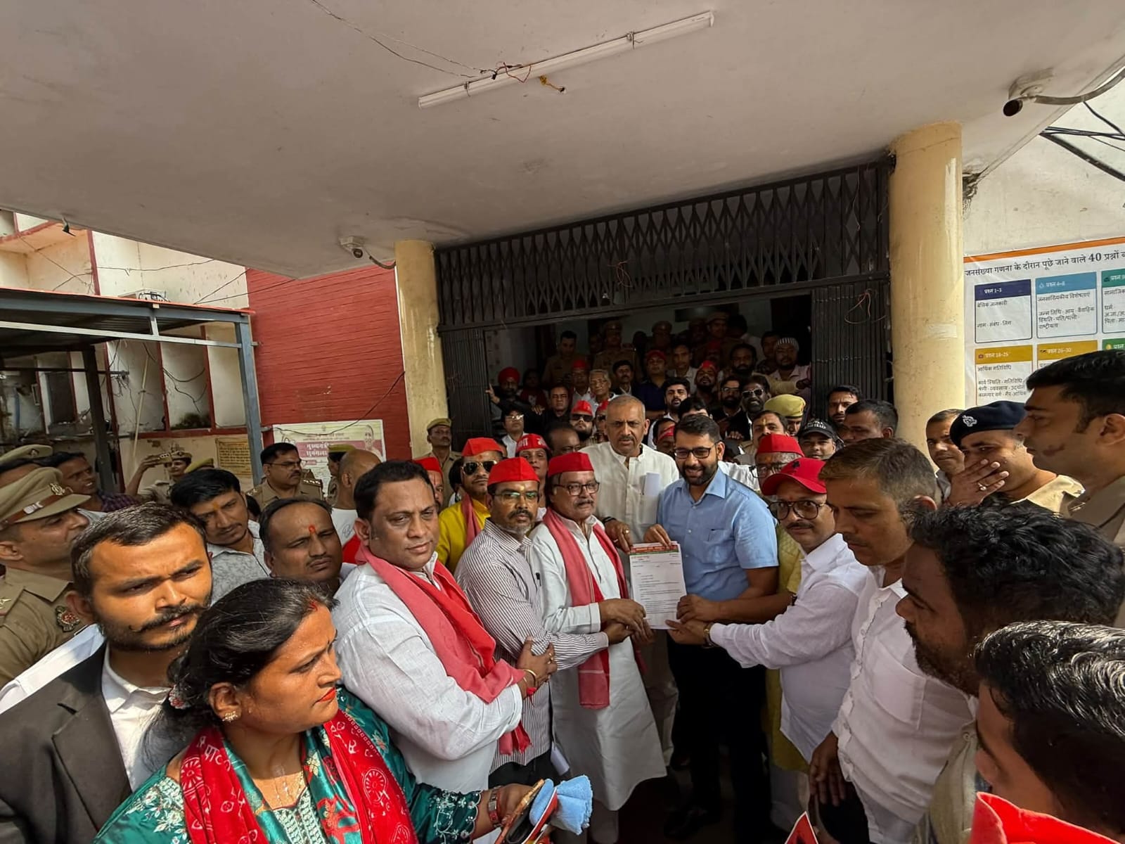 एडीएम सिटी सौरभ सिंह को ज्ञापन देते हुए सपा नेता।