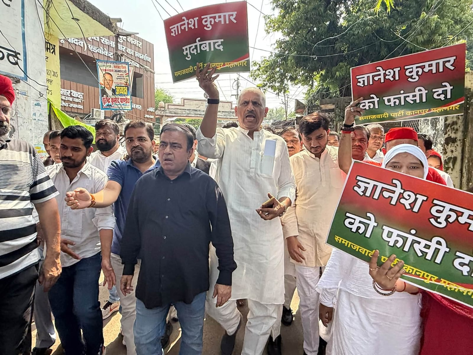 प्रदर्शन करते हुए सपा विधायक अमिताभ बाजपेई और मो. हसन रूमी।