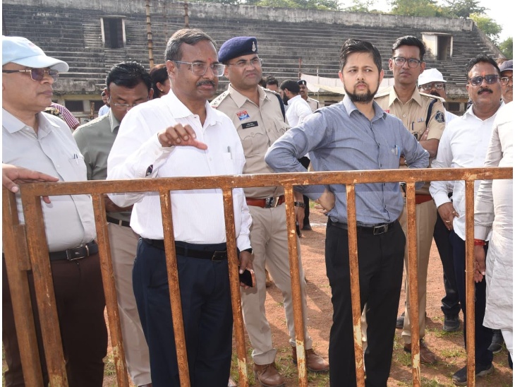तैयारियों का जायजा लेने पहुंचे दुर्ग कलेक्टर और प्रशासनिक अधिकारी।