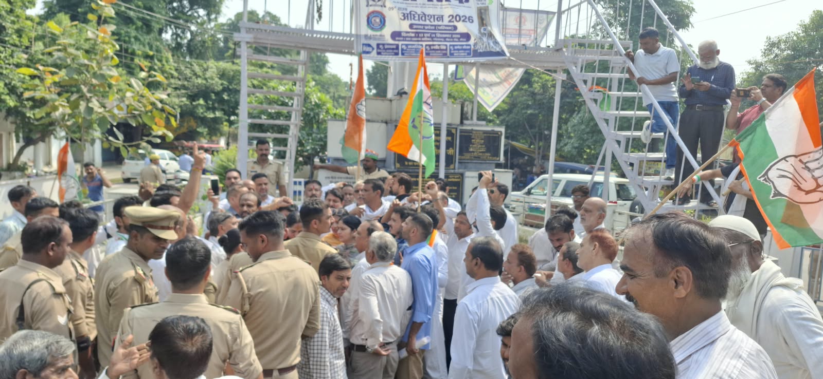 अंबेडकर प्रतिमा के पास कांग्रेसियों ने प्रदर्शन किया।