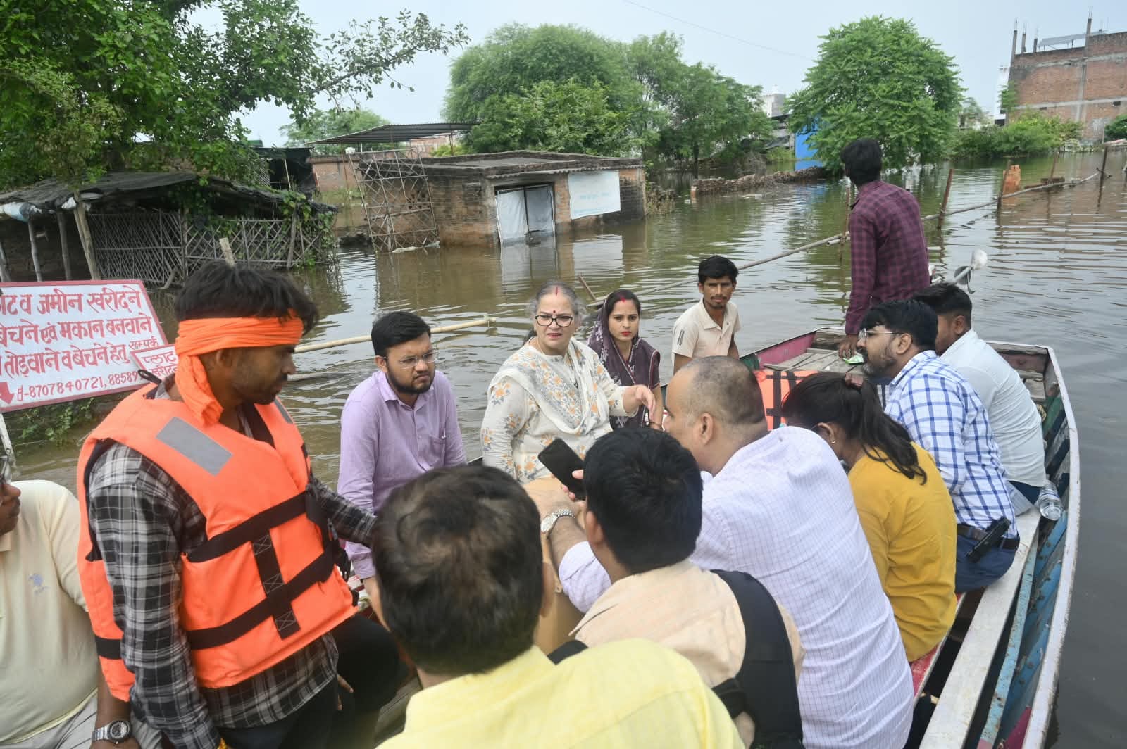 लखनऊ में बाढ़ प्रभावित इलाकों में राहत और बचाव कामों को मेयर सुषमा खर्कवाल ने नगर आयुक्त गौरव कुमार ने देखा।