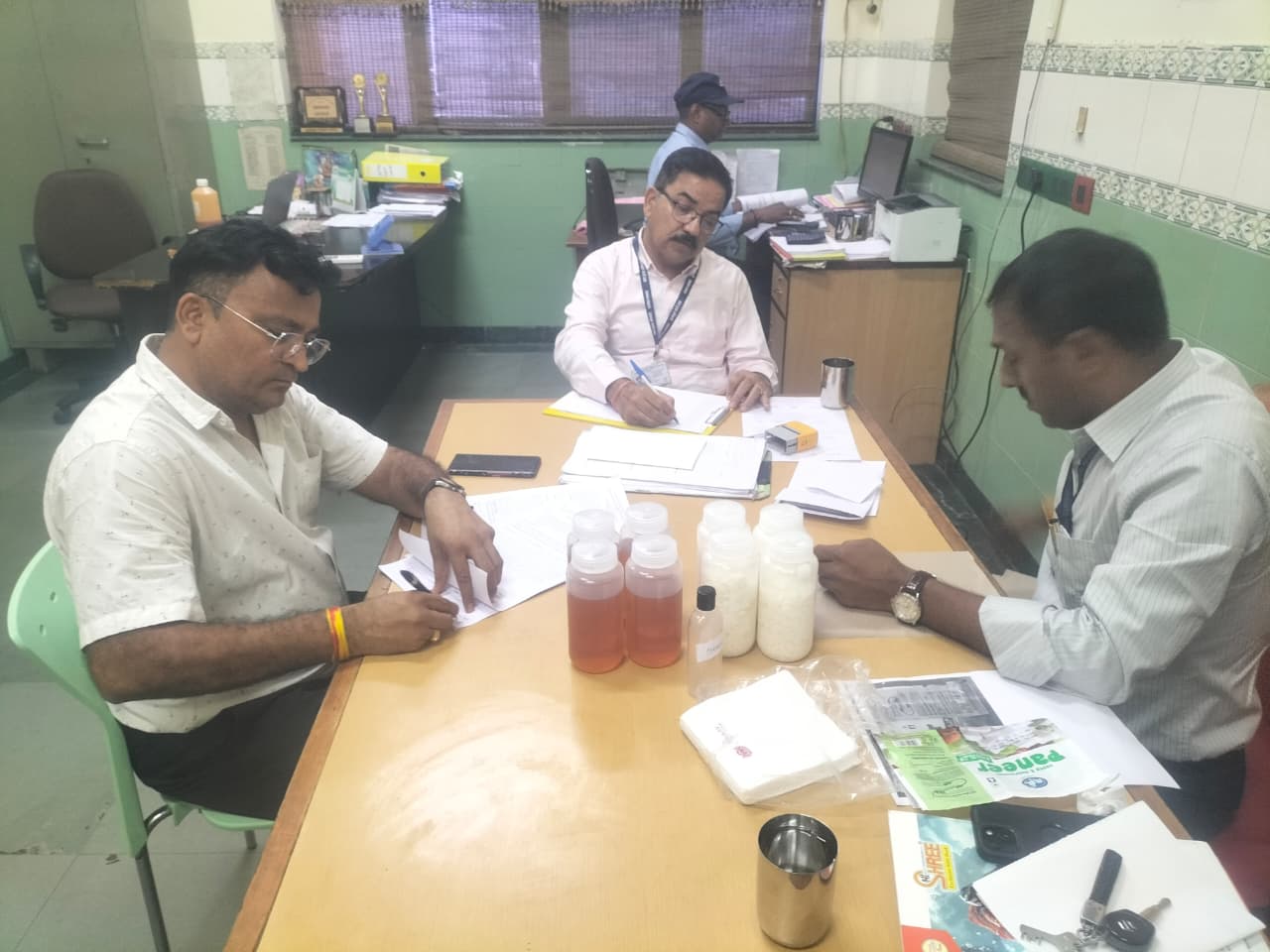 टीम ने नॉनवेज बेकरी प्रोडक्ट्स और जंक फूड की मैन्युफैक्चरिंग तत्काल प्रभाव से बंद करवाई और पनीर के साथ ही यूज्ड कुकिंग ऑयल के सैंपल लिए।