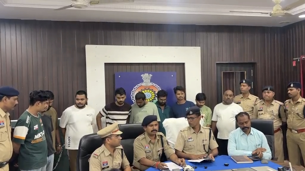 ठाणे से आरोपियों को गिरफ्तार कर लाई दुर्ग पुलिस।