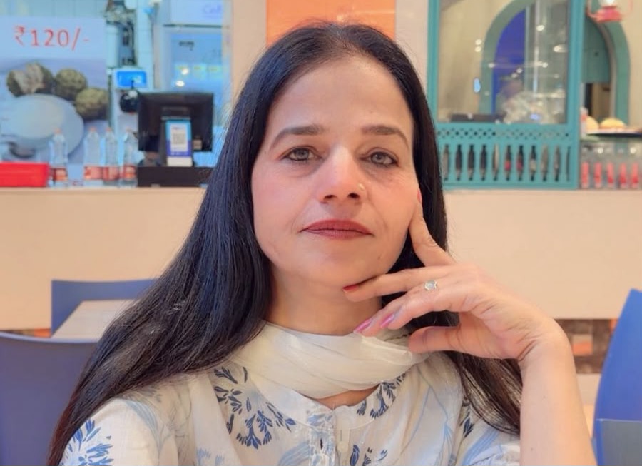 सोनीपत में मां रामेश्वरी उर्फ बबीता हत्याकांड में आरोपी इनफ्लुएंसर बेटी जानवी की मां की 13वीं वीरवार को संपन्न हुई।