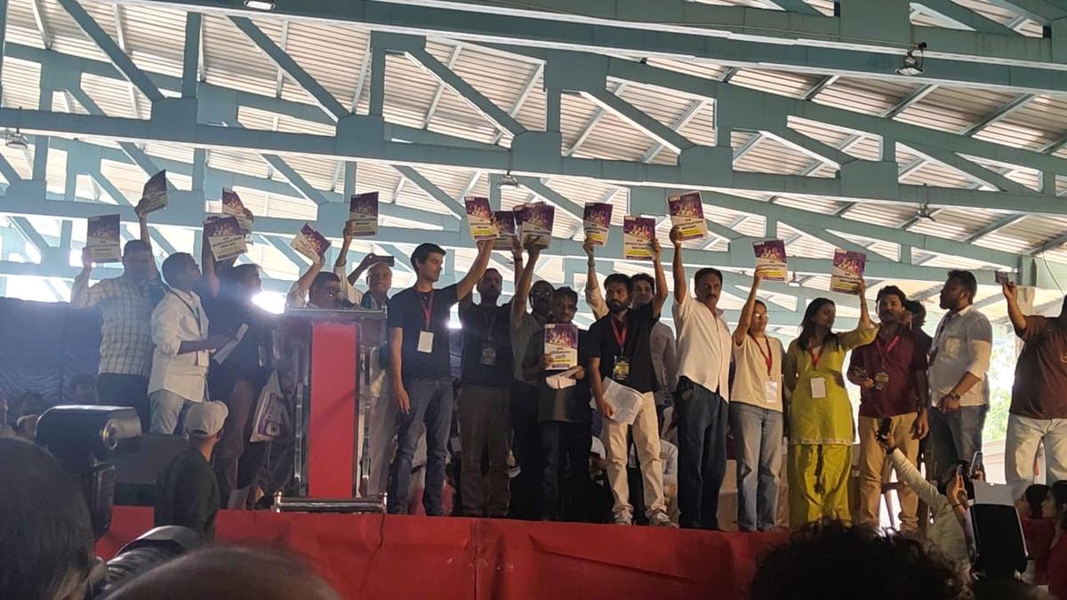 ध्रुव राठी यांनी SIR संदर्भात एक अहवाल जारी केला. यात कर्नाटकातील 100 मतदान केंद्रांवरील मतदार यादीतील अनियमिततेचा उल्लेख आहे.