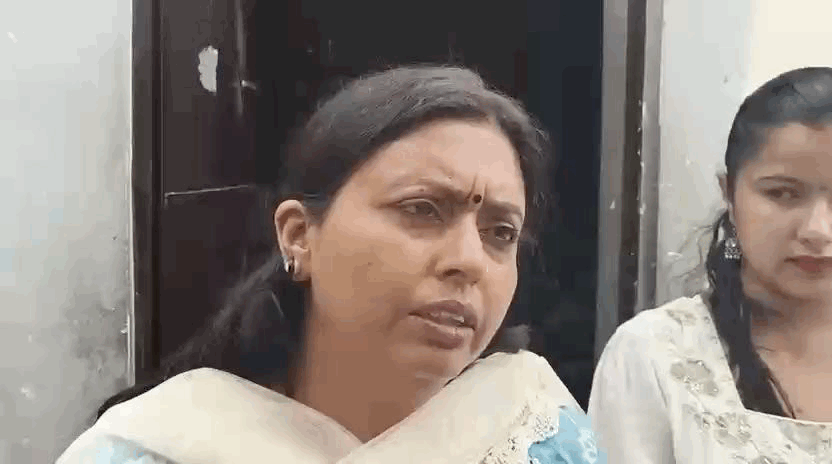 जानकारी देते हुए स्वास्थ्य विभाग के अधिकारी।