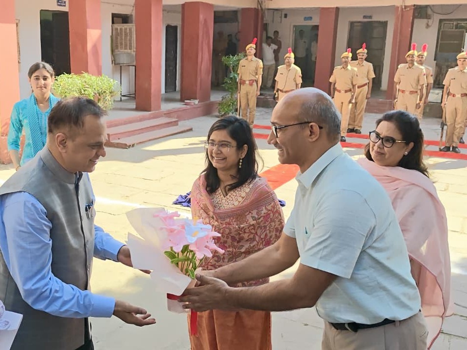 मुख्य सचिव वी. श्रीनिवास का बूंदी कलेक्टर हरफूल सिंह यादव ने गुलदस्ता भेंट कर किया स्वागत।