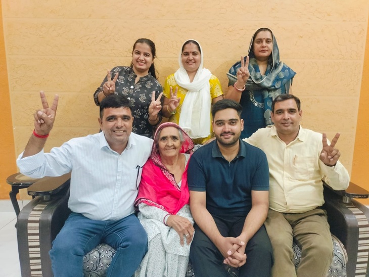 भिवानी के अतुल कुमार अपने परिवार के साथ खुशी मनाते हुए।