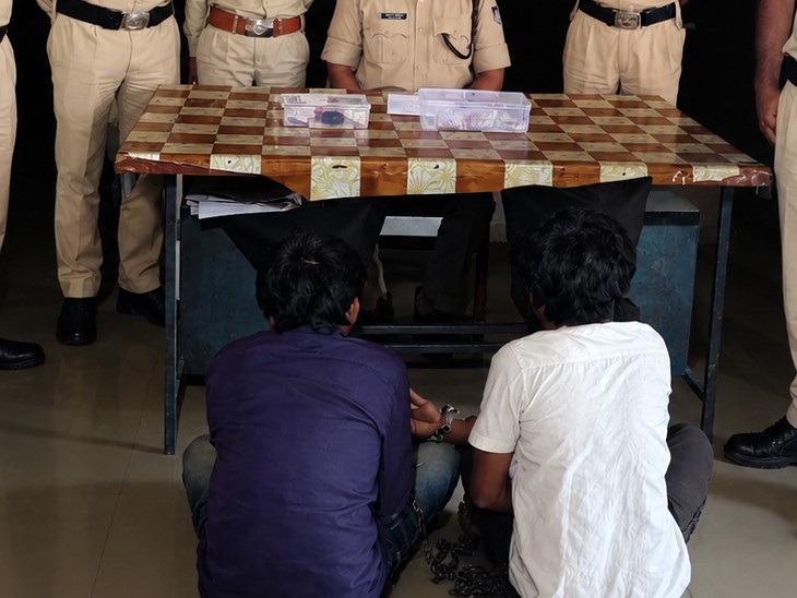 सूने मकानों में चोरी के मामले में दो आरोपियों को गिरफ्तार किया।