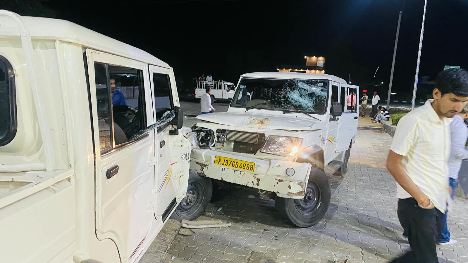 आरोपियों ने पहले संदीप की गाड़ी को टक्कर मारी। इसके बाद हमला किया।