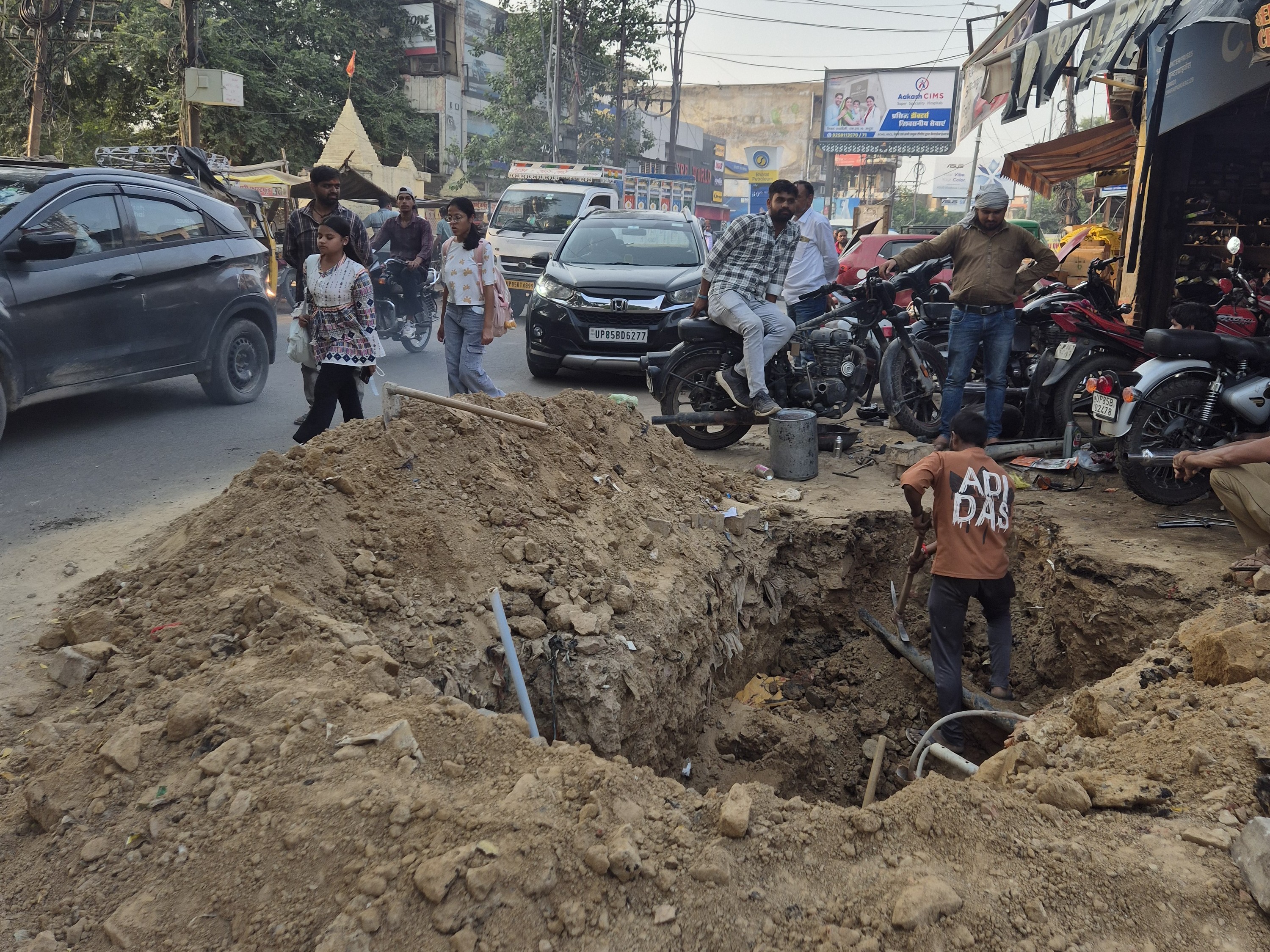 Mathura Sounkh Adda Road Pothole Crisis | Traffic Jam & Contractor ...