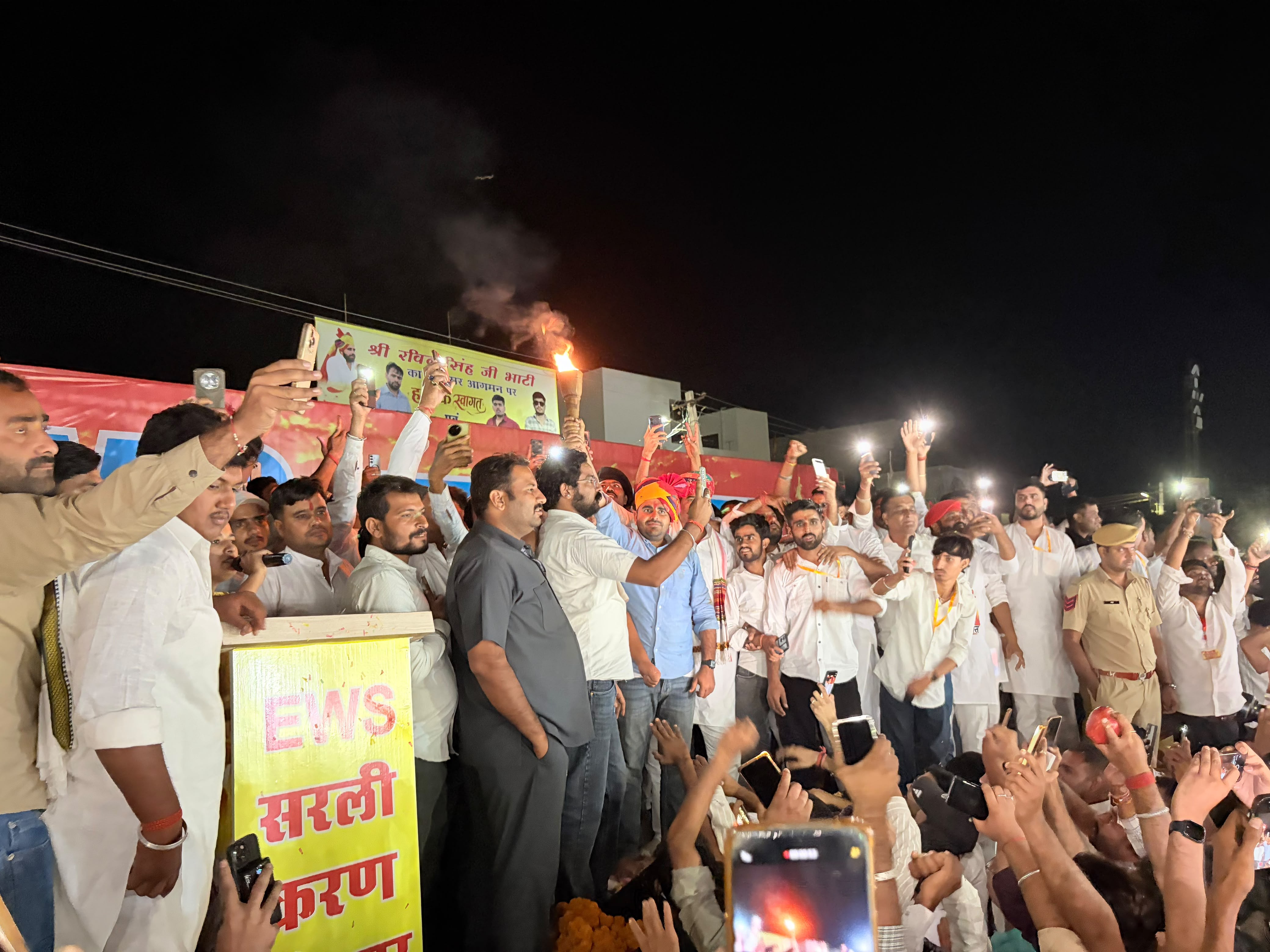 भाटी ने लोगों से जरूरत पड़ने पर दिल्ली जाने के लिए तैयार रहने को कहा।