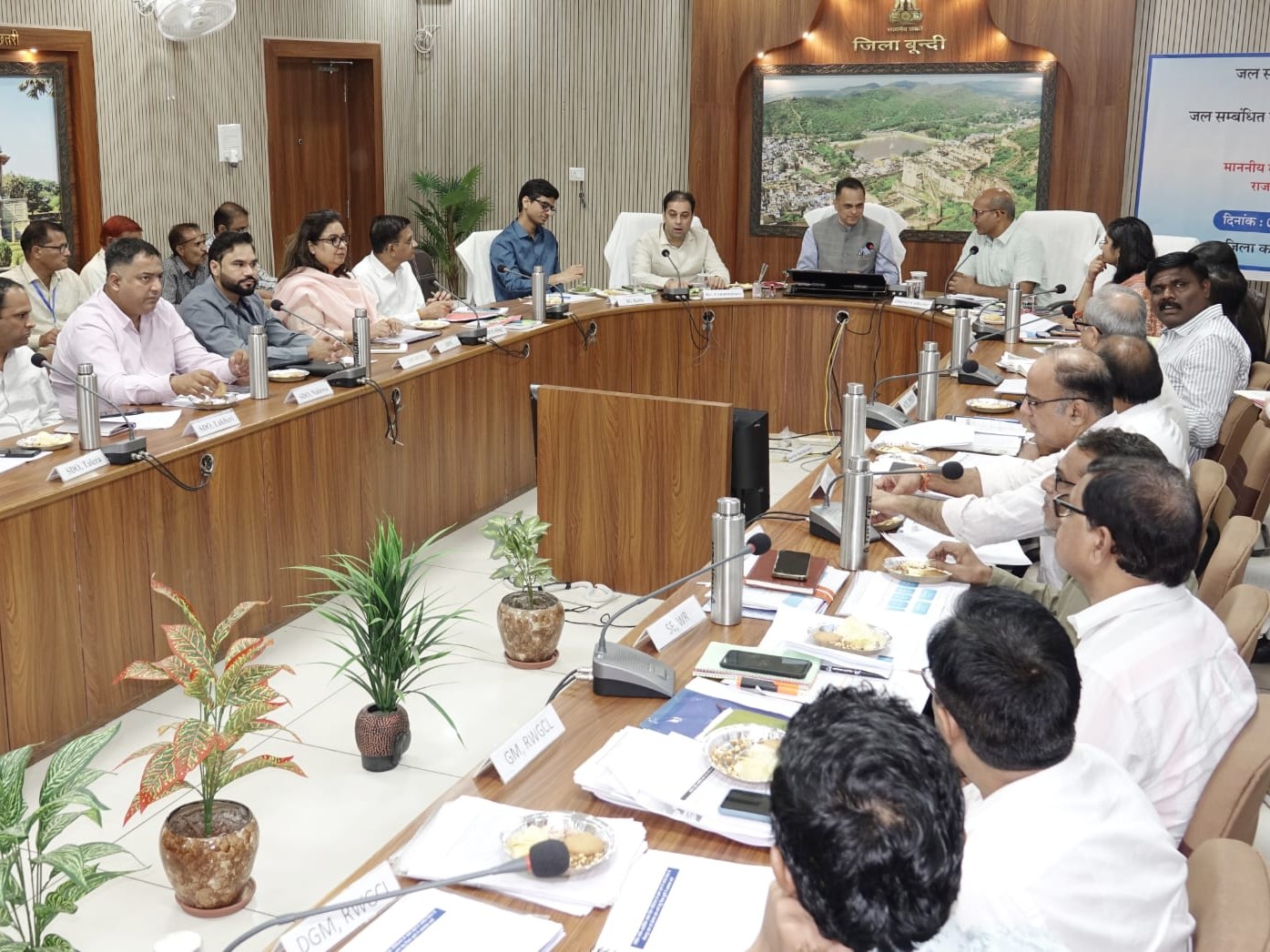 मुख्य सचिव ने जन स्वास्थ्य अभियांत्रिकी विभाग के अधिकारियों को पेयजल परियोजनाओं का काम जल्द पूरा करने के निर्देश दिए।