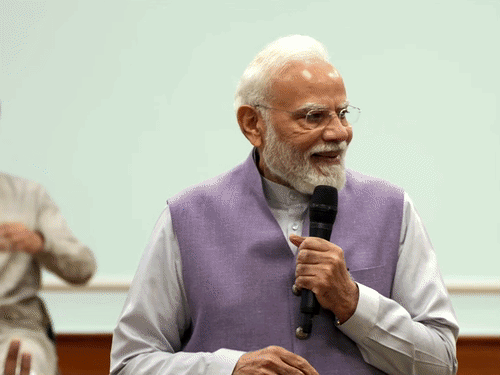 पीएम ने सभी को संबोधित कर उनका उत्साहवर्धन किया।