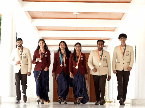 या 6 युवकांनी रौप्यपदके जिंकली।