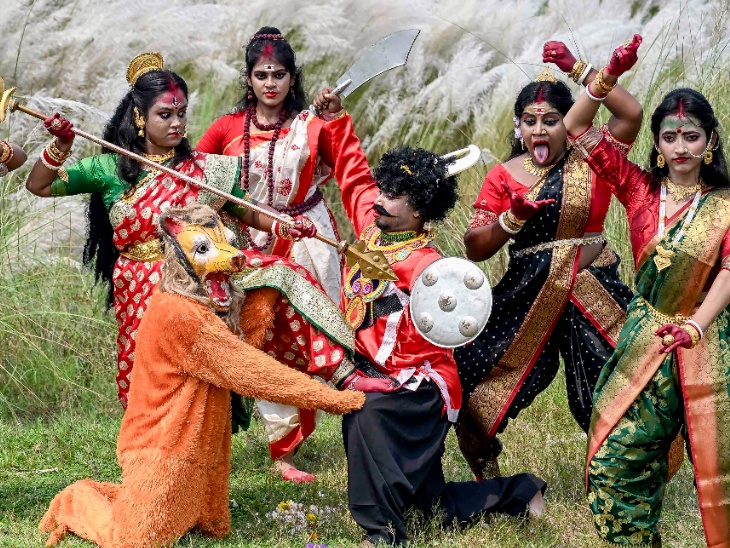 पश्चिम बंगाल के नादिया में दुर्गा पूजा उत्सव से पहले कलाकार महिषासुर मर्दिनी का अभिनय करते हुए दिखे।