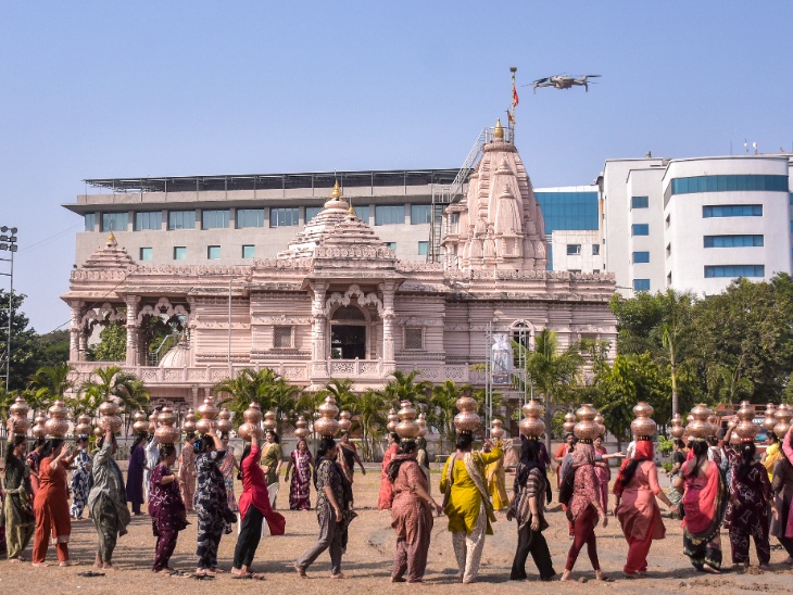 सूरत में उमिया धाम मंदिर के मैदान में पारंपरिक गरबा के स्टेप्स की रिहर्सल करते हुए महिलाएं सिर पर मटकों संतुलित कर रही हैं। पूरे गुजरात में तैयारियां और रिहर्सल जोरों पर हैं।