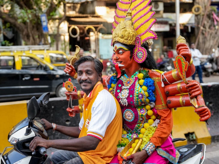 मुंबई में देवी दुर्गा को लेकर निकाले जाने वाले जुलूस से पहले, देवी काली के रूप में तैयार एक प्रतिभागी स्कूटर पर पीछे बैठकर जाता दिखा। मान्यता है कि मुंबई की आराध्य मुंबा देवी हैं।शहर का नाम भी उनके नाम से जुड़ा है।