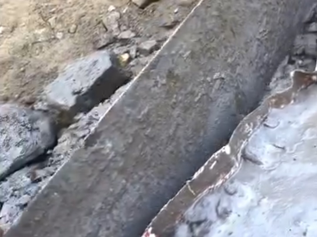 निर्माण में 8 इंच की जगह 3 इंच गिट्टी डालने का ग्रामीणों ने आरोप लगाया।