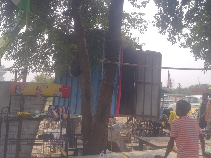 जीटी रोड पर हाइवे किनारे रखे खोखों पर पुलिस की कार्रवाई हुई।