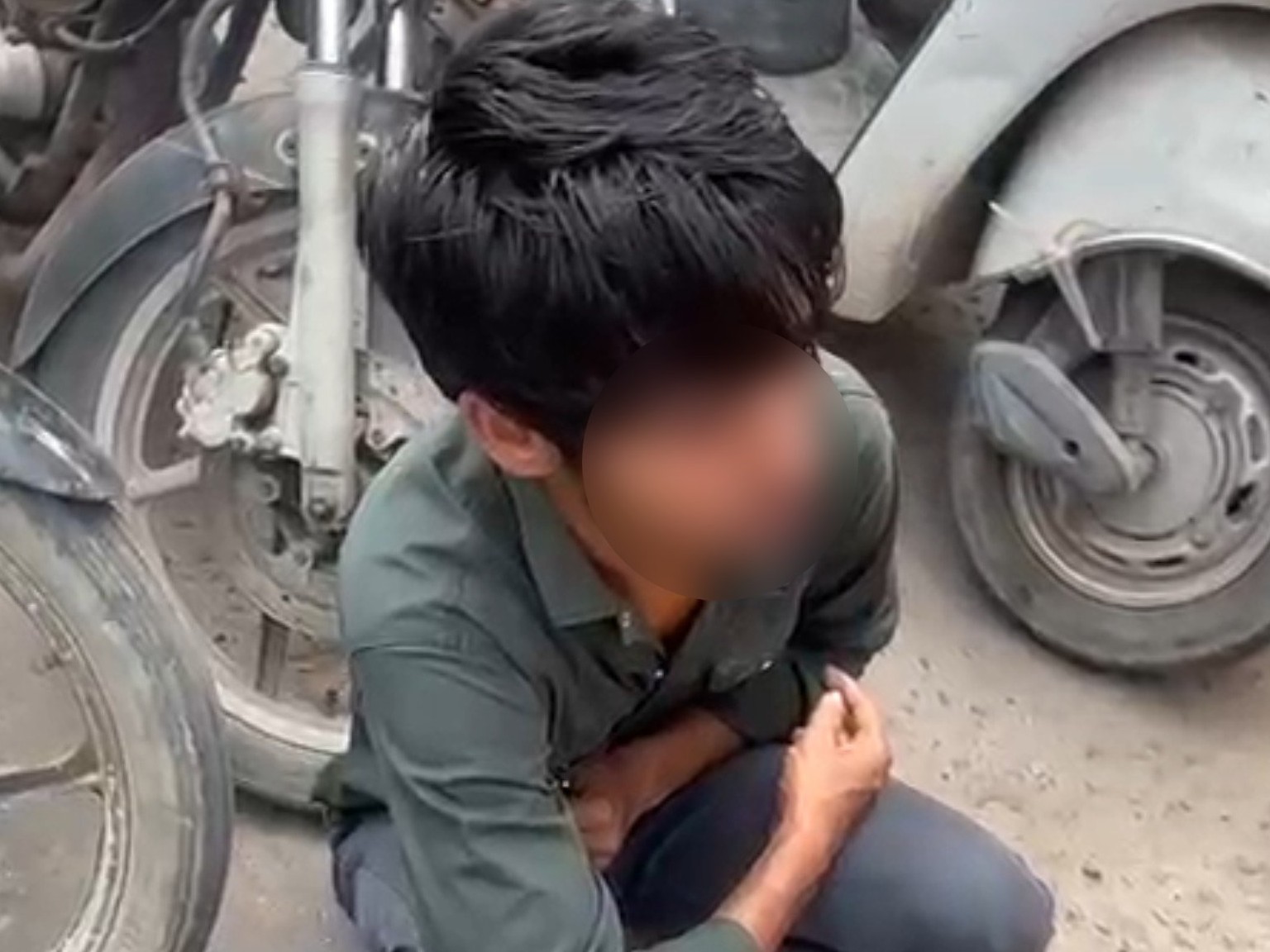दो मोबाइल और एसी के 8 पाइप चुराए; CCTV से पकड़ा गया आरोपी|सोहना,Sohna - Dainik Bhaskar