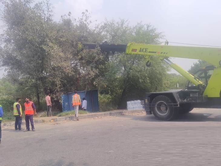 खोखे को क्रेन से हटाया गया।