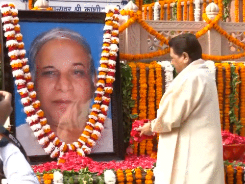मायावती ने कांशीराम की पुण्यतिथि पर लखनऊ में बसपा कार्यालय में फूल चढ़ाए।
