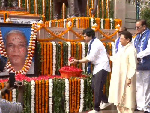 मायावती के भतीजे आकाश आनंद ने भी कांशीराम की तस्वीर पर फूल चढ़ाकर श्रद्धांजलि दी।