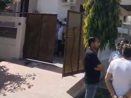 लूट की सूचना के बाद कारोबारी के घर भीड़ जुट गई।
