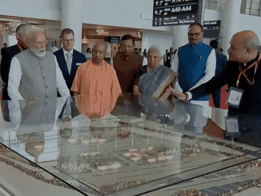 तस्वीर 28 मार्च की है। जब पीएम मोदी ने एयरपोर्ट का उद्घाटन किया था।