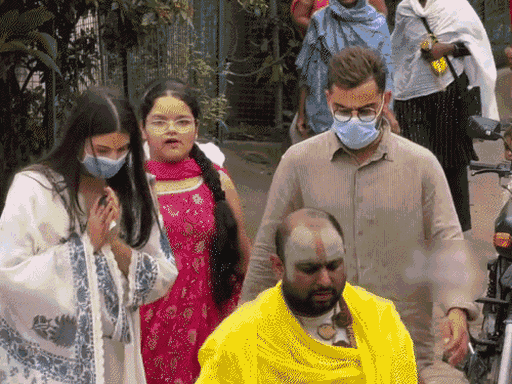 तस्वीर 22 जुलाई की है। विराट अनुष्का का हाथ थामकर कीचड़ में चलते नजर आए थे।