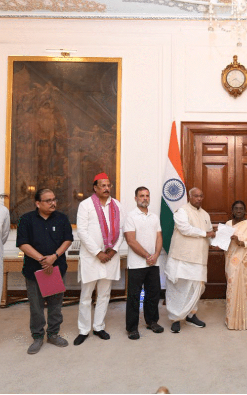 विपक्षी सांसदों ने राष्ट्रपति द्रौपदी मुर्मू से मुलाकात कर दो पेज का ज्ञापन सौंपा। जिसमें विपक्षी सांसदों ने ज्ञानेश कुमार के इस्तीफे की मांग की।